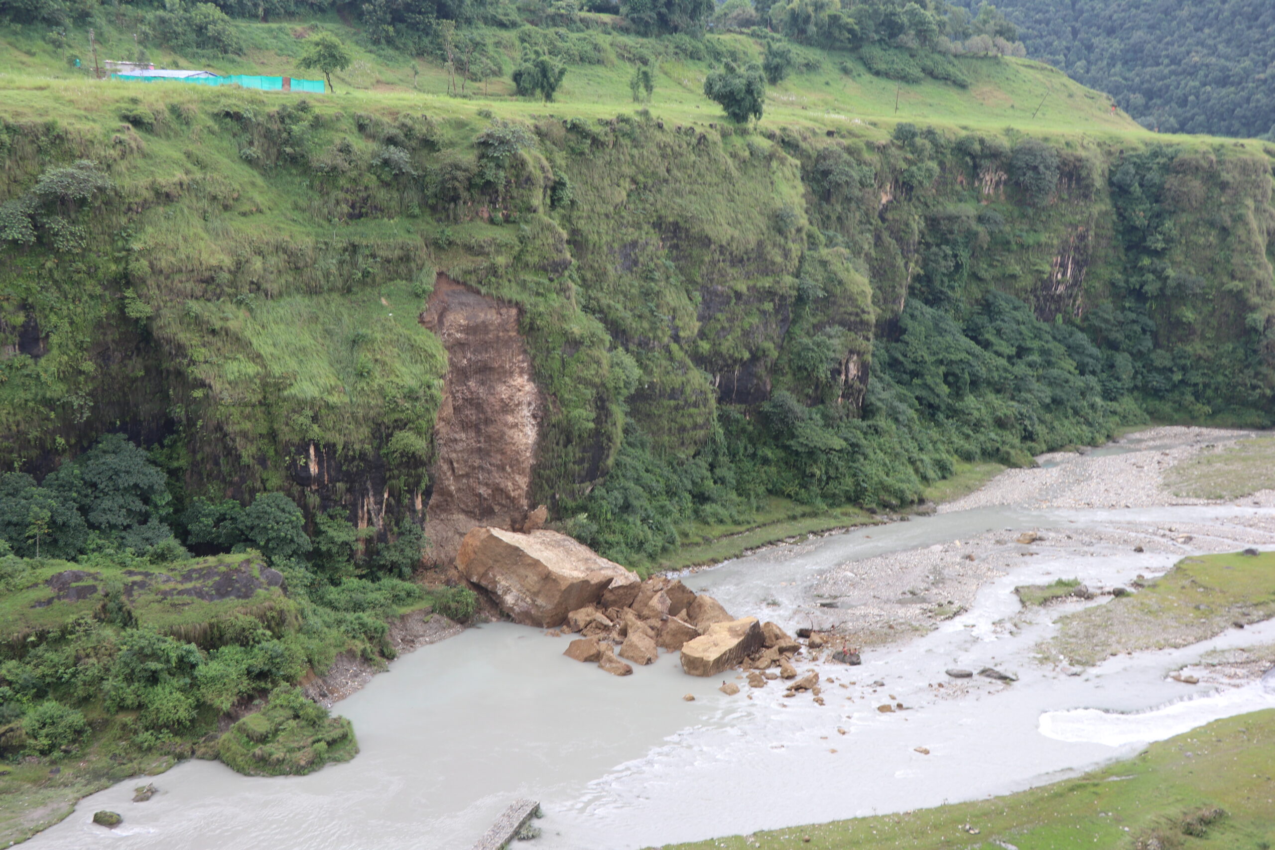 पोखराको कालीखोलास्थित भलामतर्फको भीरमा सुख्खा पहिरो गयो, स्थानीय बासिन्दा चिन्तित (तस्बिरसहित)