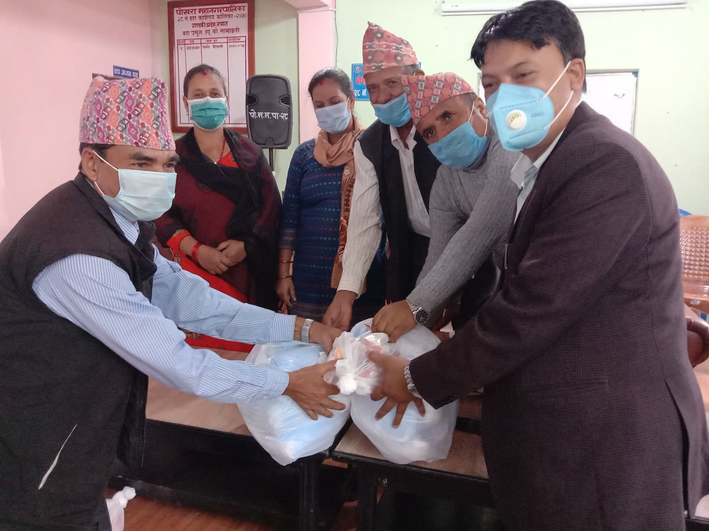 सामुदायिक तथा सस्थागत विद्यालयलाई वडा कार्यालयवाट स्वास्थ्य सामाग्री सहयोग