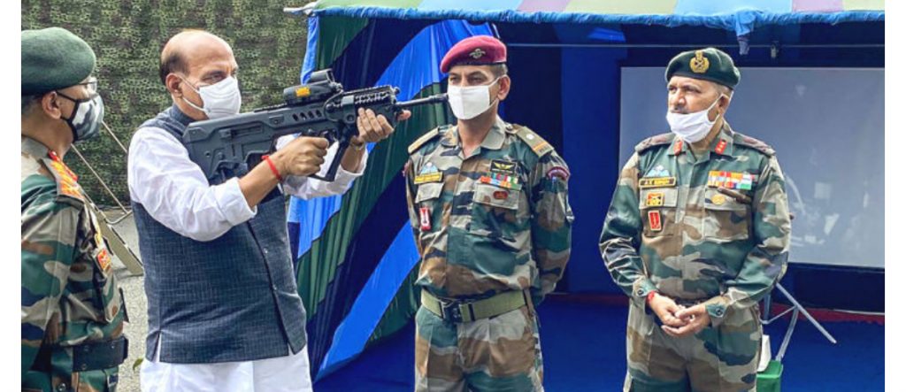 भारतका रक्षामन्त्री सिंहको हातमा  हतियार रहेको फोटो भाइरल