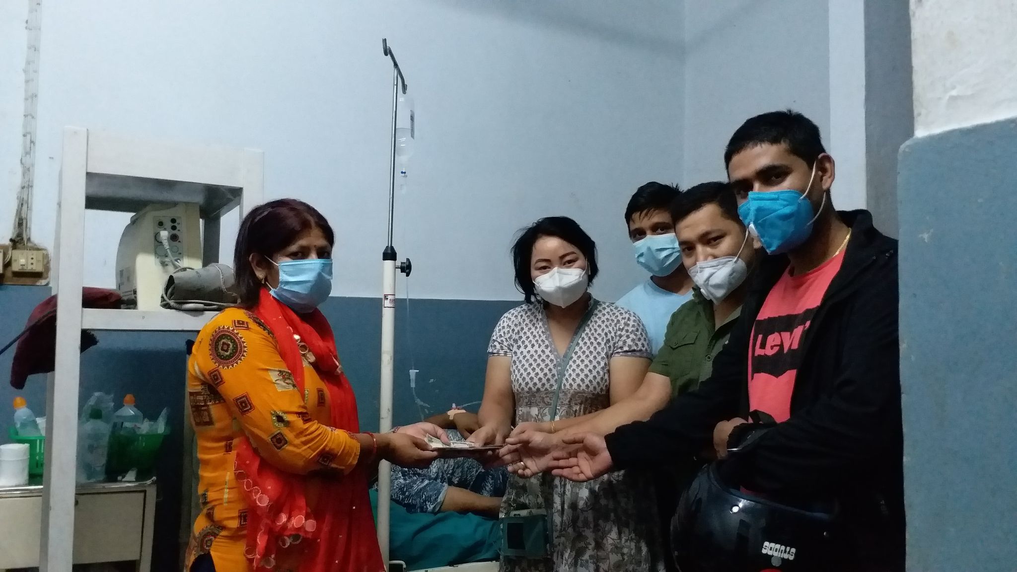 केमिकल दुर्घटनामा परि उपचारत अधिकारीलाई युथ कम्युनिटी क्लव पोखराको आर्थिक सहयोग