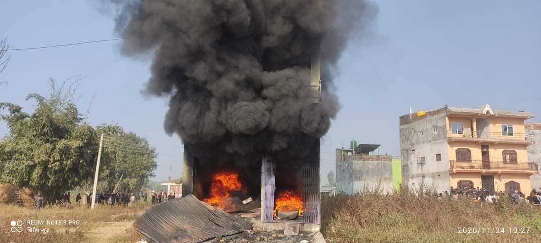 बालिकाको बलात्कारपछि हत्या गरेको आरोप लागेका युवकको घरमा स्थानीय बासिन्दाद्वारा आगजनी, प्रहरीले चलायो गोली, तीन घाइते