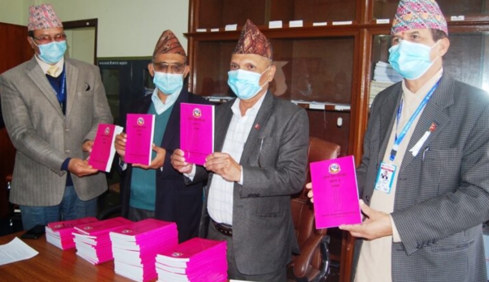 कानूनको सङ्ग्रह पुस्तक  कानूनमन्त्री हरिबहादुर चुमानबाट विमोचन