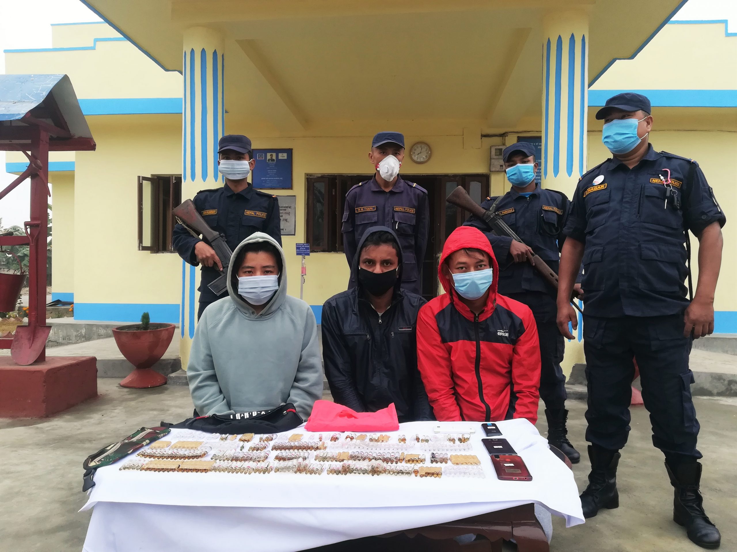 तनहुँको कोत्रेबाट ठुलो मात्रामा लागू औषधसहित तीन जना प्रहरीको नियन्त्रणमा