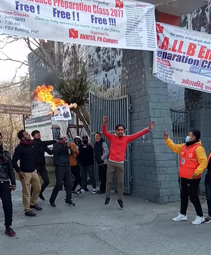 प्रधानमन्त्री र राष्ट्रपतिको पृथ्वीनारायण क्याम्पसमा ढुकुरे जोडीको संज्ञा दिँदै पुत्ला दहन,बिधार्थी र प्रहरी बीच झडप