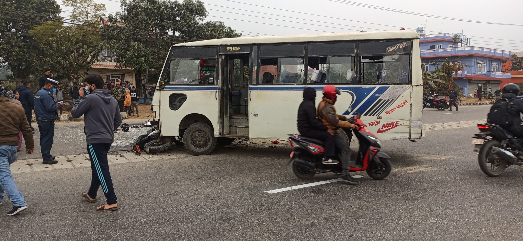बोडिङ स्कूल बसले मोटरसाइकललाई ठक्कर दिंदा दुई जनाको मृत्यु