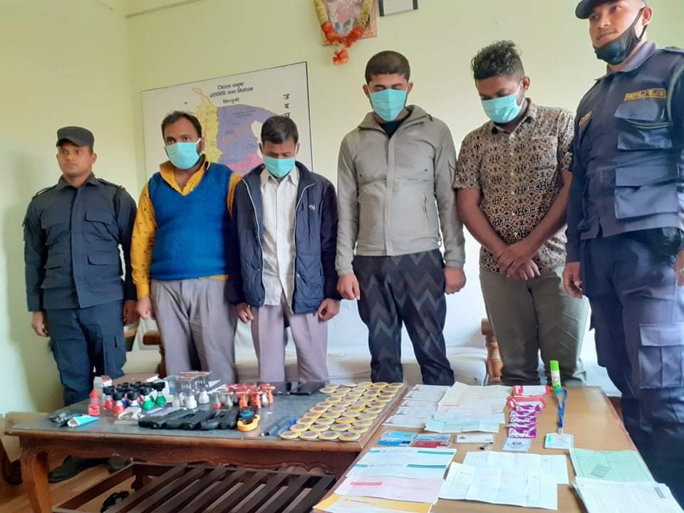 प्रहरीको केन्द्रीय अनुसन्धान ब्यूरो (सीआईबी)मा कार्यरत भन्दै ठगी गर्ने चार जना ‘नक्कली सीआईबी’ पक्राउ