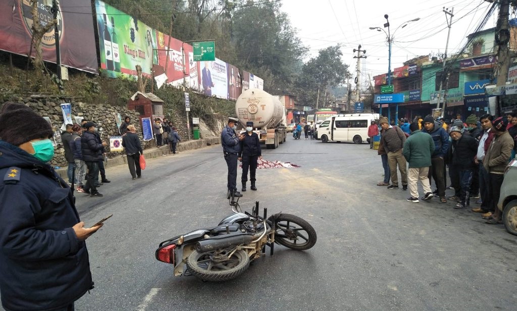 ग्यास बोकेको बुलेटले ठक्कर दिएको मोटरसाइकल कारमा ठोक्किदा किशोरीको घटनास्थलमा नै मृत्यु