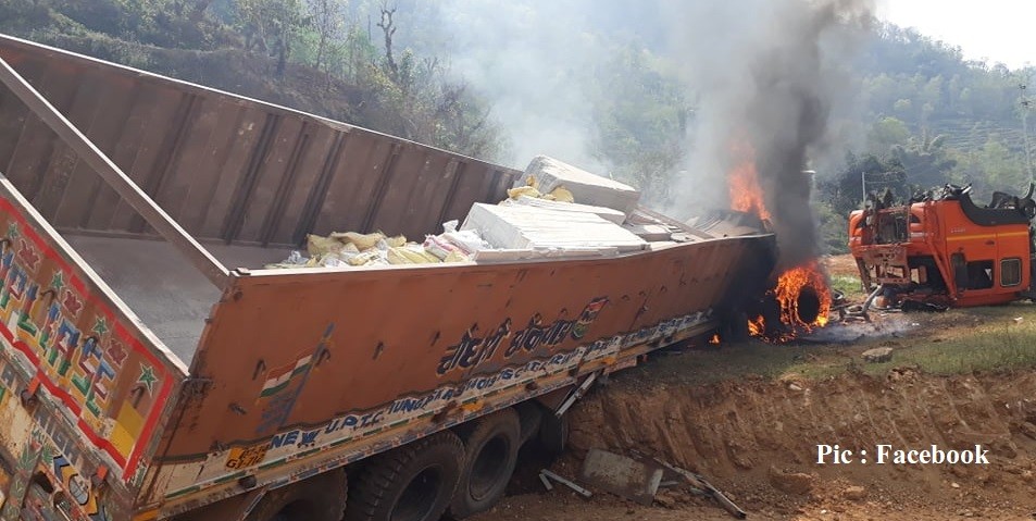 दमौली आउँदै गरेको भारतीय ट्रकमा आगो लाग्दा ट्रक चालक र सहचालक दुवैजना घाइते