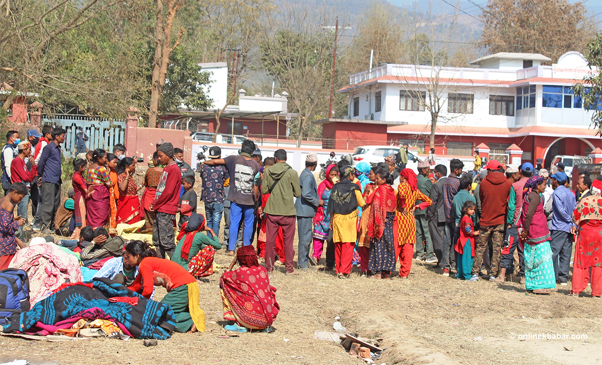 कर्णाली प्रदेश सरकारसंग सम्झौतापछि पनि गाडीभाडा नपाएपछि वादी समुदायका महिलाहरु पाँच दिनदेखि सुर्खेतमै अलपत्र