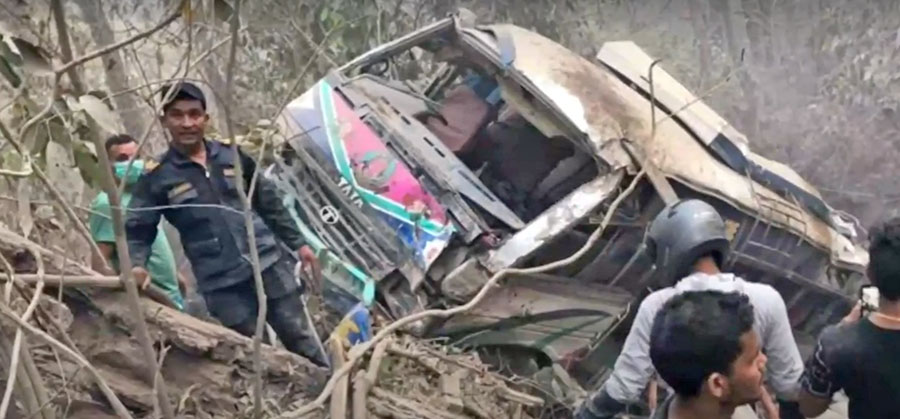 दाउन्नेमा भएको बस दुर्घटनामा तीन जनाको मृत्यु, २८ जना घाइते