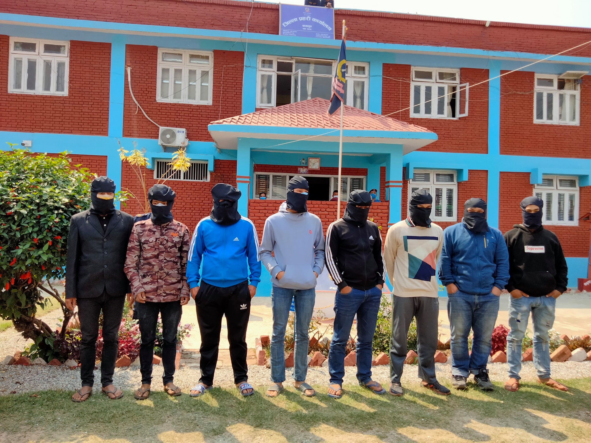फागु पुर्णिमाको दिन होलिखेल्ने क्रममा युवतीलाई जबरजस्ती रङ् लगाईदिदा दुई समुह बिच झडप : दुईजनाको हत्या गरेको आरोपमा आठ जना पक्राउ