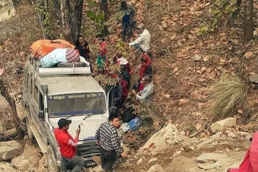 गाडीको ठक्करबाट वृद्धको मृत्यु भएपछि स्थानीयले पृथ्वी राजमार्गको नौबिसे-मुग्लिन सडकखण्ड अवरुद्ध गरे