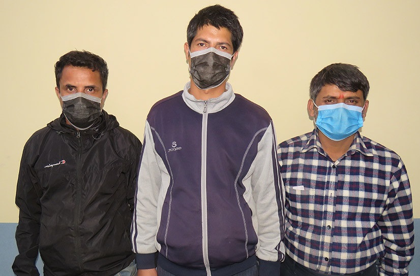 १५ हजारको अक्सिजन सिलिन्डर ४१ हजारमा बि’क्री गर्ने तीन जना प’क्राउ