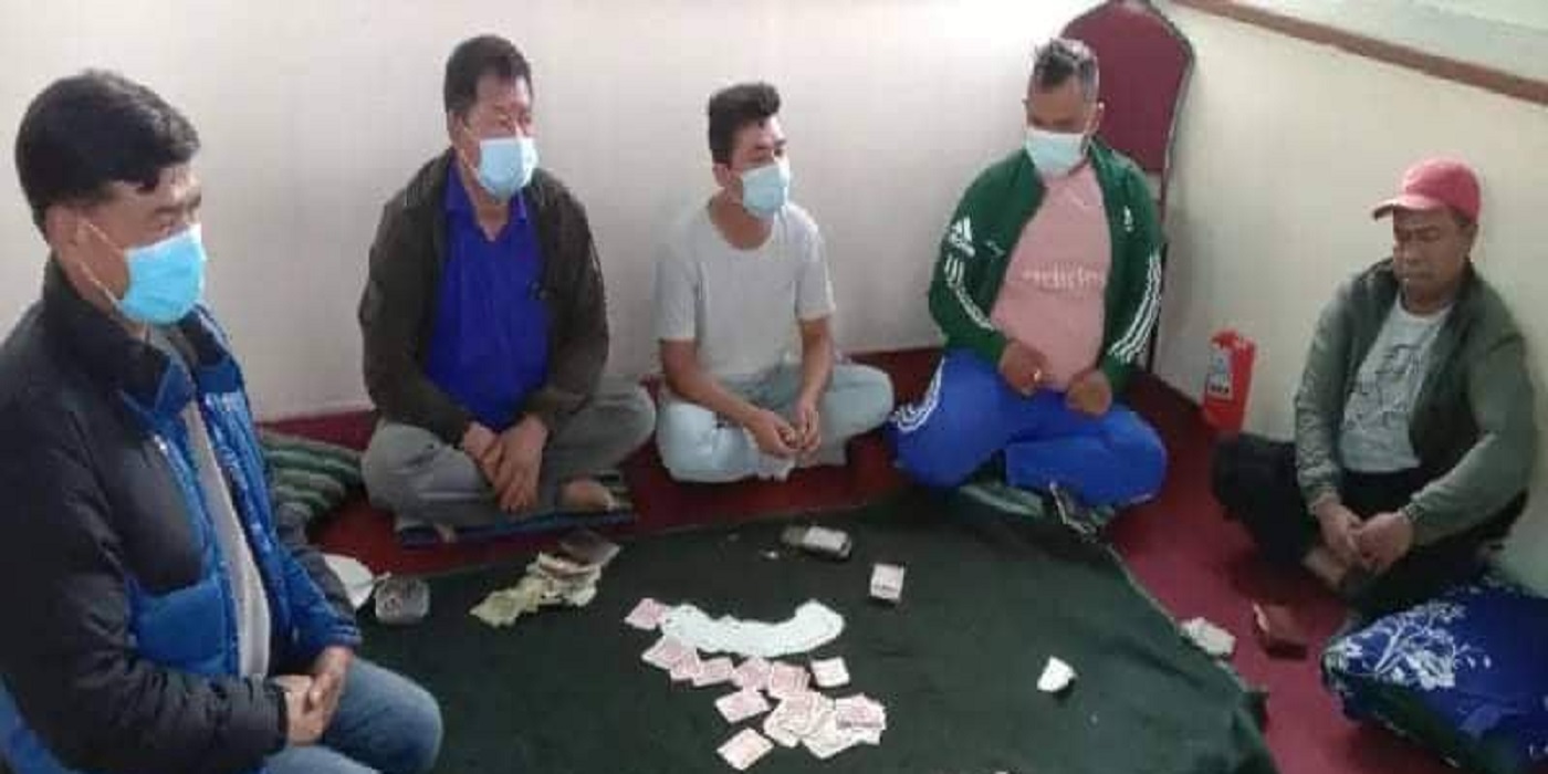 रेस्टुरे’न्टमा बसेर जुवा’तास खेलि’रहेका पाँच जना जु’वाडे प’क्राउ