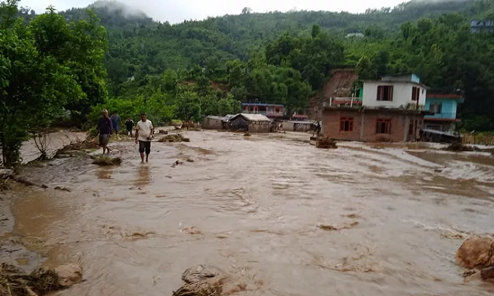 पहिरोले घर पुरिदा दम्पत्तिको निधन, खोलाले बगाएर ८० वर्षीय बृद्ध बेपत्ता