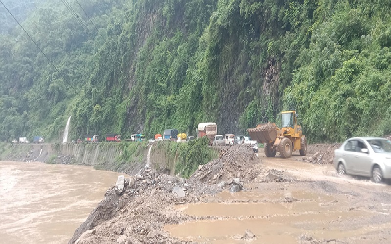 पहिरोले अवरुद्ध पृथ्वी राजमार्गको धादिङ खण्ड सञ्चालनमा