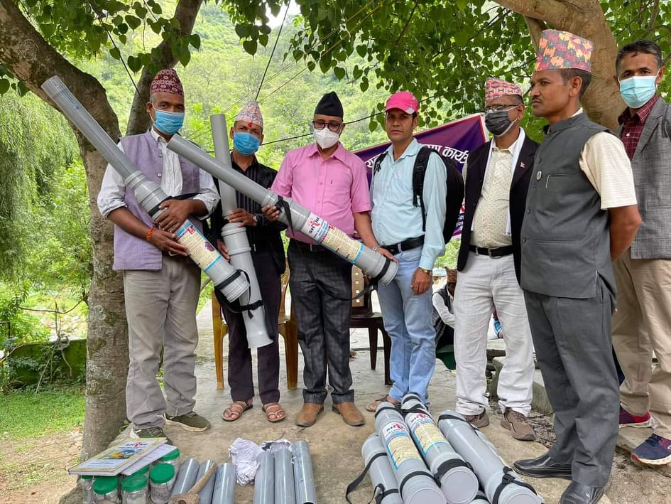 डोटीमा बाँदर धपाउने यन्त्र वितरण