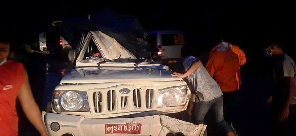 पहिरोले बोलेरो गाडी च्यापियो, एक जनाको मृत्यु, दुई घाइते