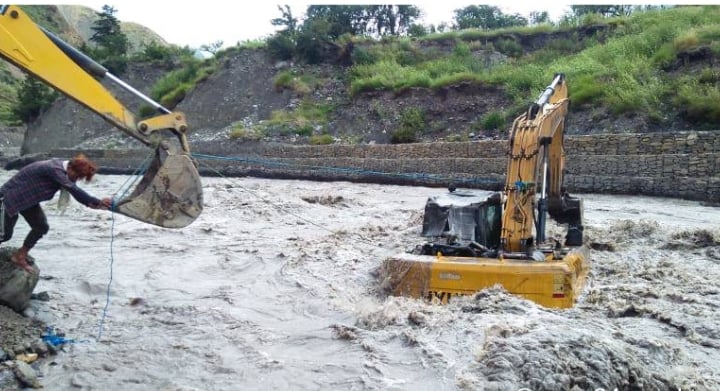 कालीगण्डकी नदीमा डोजर डुब्यो