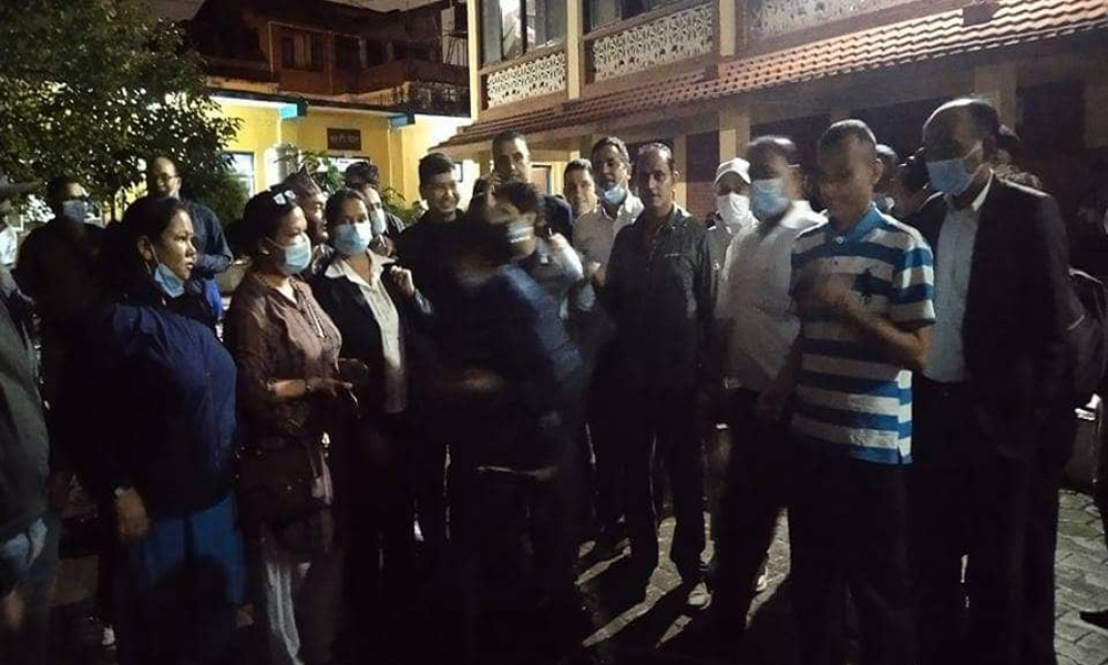 निजा’मति कर्मचारी संगठनको केन्द्री’य कार्यालय भवन क’ब्जाको हो’ड: एमाले र एकीकृ’त समाजवा’दी सम’र्थित कर्मचारीबीच कु’टाकु’ट