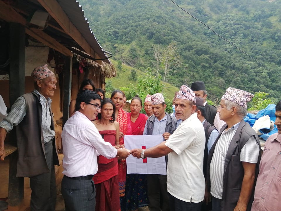 च’ट्याङ लागेर ज्या’न ग’एको परिवारलाई  रेड’क्रस बेलबगरको आ’र्थिक सह’योग