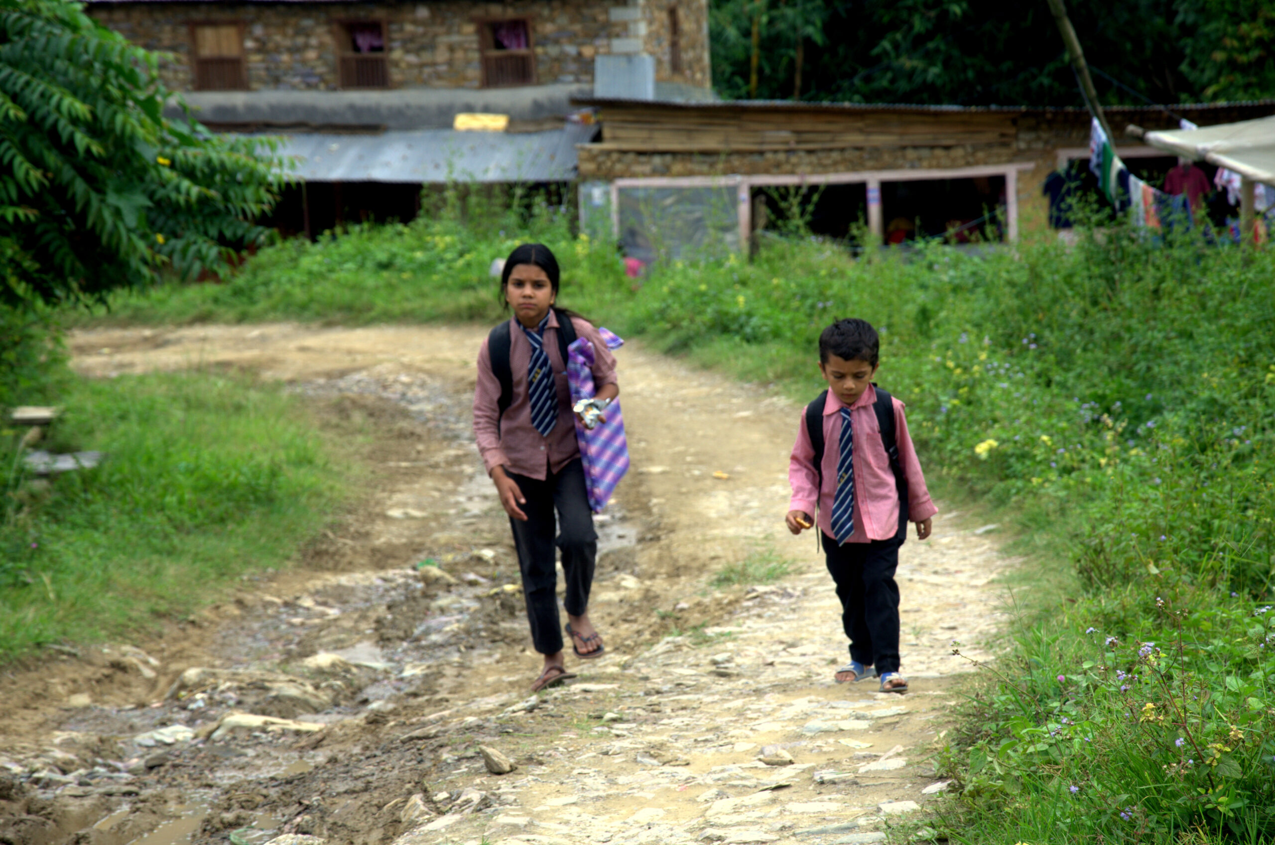 बिद्यालय बाट फ’र्कदै बिद्यार्थी ( फोटो फिचर )