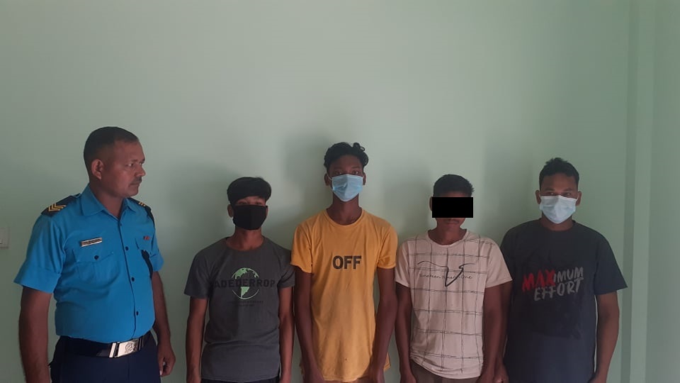 विभिन्न मु’द्दामा फ’रार सात प्रति’वादी प’क्राउ