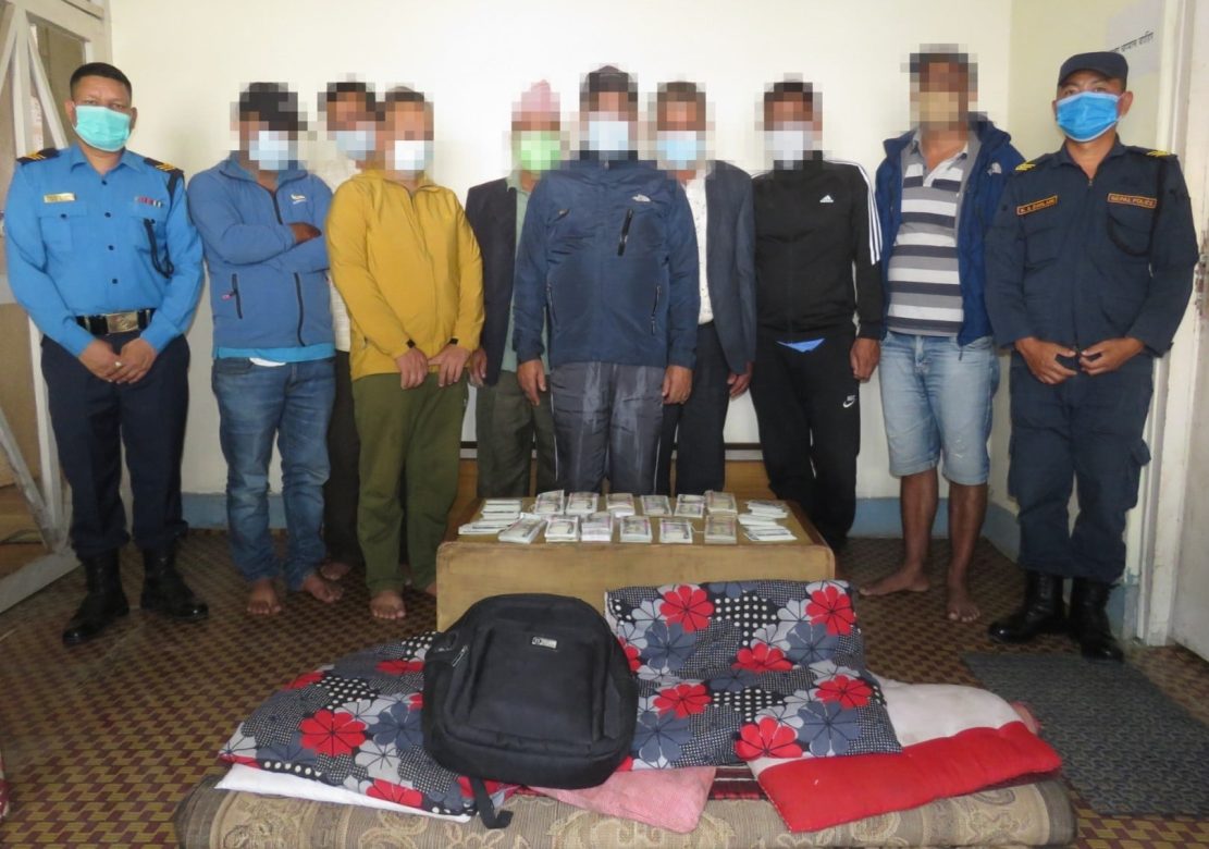 पर्वतमा नौ लाख बढी नगदसहित ८ जुवाडे पक्राउ