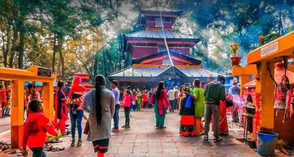 बागलुङ का’लिका भगवती मन्दिरमा दर्श’नार्थीको भी’ड