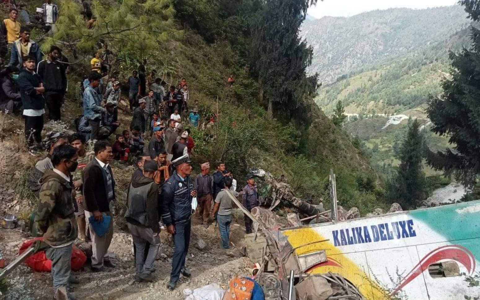 मुगुमा बसको ‘टायर पङ्चर’ हुँदा दुर्घटना भएकाे अनुमान