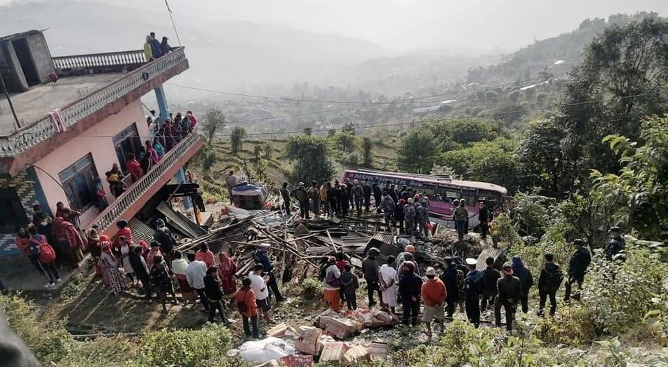 कास्कीको नौडांडानजिक पाउदुरमा बस दुर्घटना : बसचालकको निधन, आठ यात्री घाइते