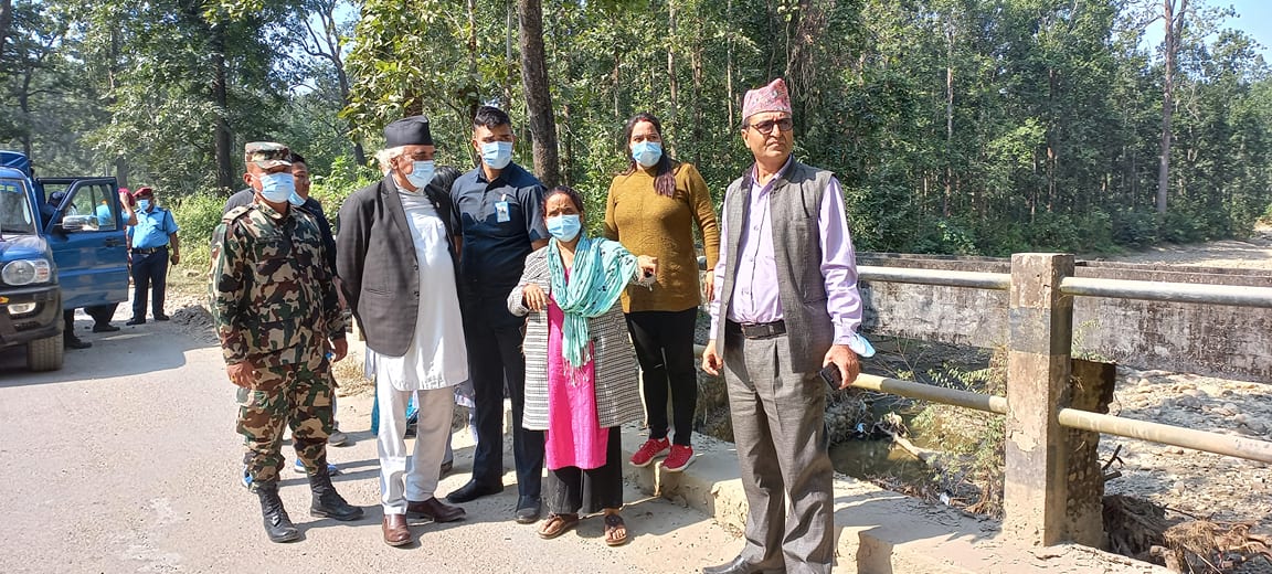 त्रिवेणी कोरोला जोड्ने सडक निर्माणमा मुख्यमन्त्री पोखरेलको चासो, दुम्कीबास-त्रिवेणी खण्डमा अवरोध भएकोमा चिन्ता