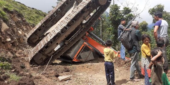 दाङमा एकबिहानै सडक मर्मत गर्दैगर्दा स्काभेटर दुर्घटना : अपरेटरको मृत्यु