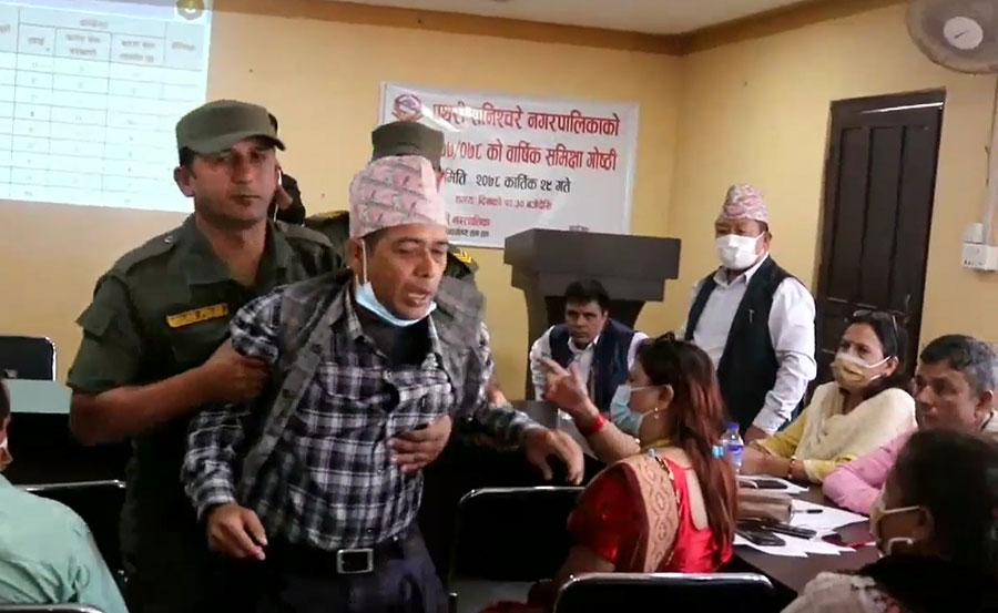 अनियमितताको आवाज उठाउँदा मोरङको पथरी शनिश्चरे नगरपालिकाका मेयर राईले वडाध्यक्षलाई बाहिर निकाले