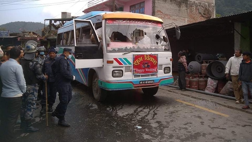 जन्तीबसले मोटरसाइकललाइ ठक्कर दिदा फाइनान्सका कर्मचारीको निधन, बस तोडफोड