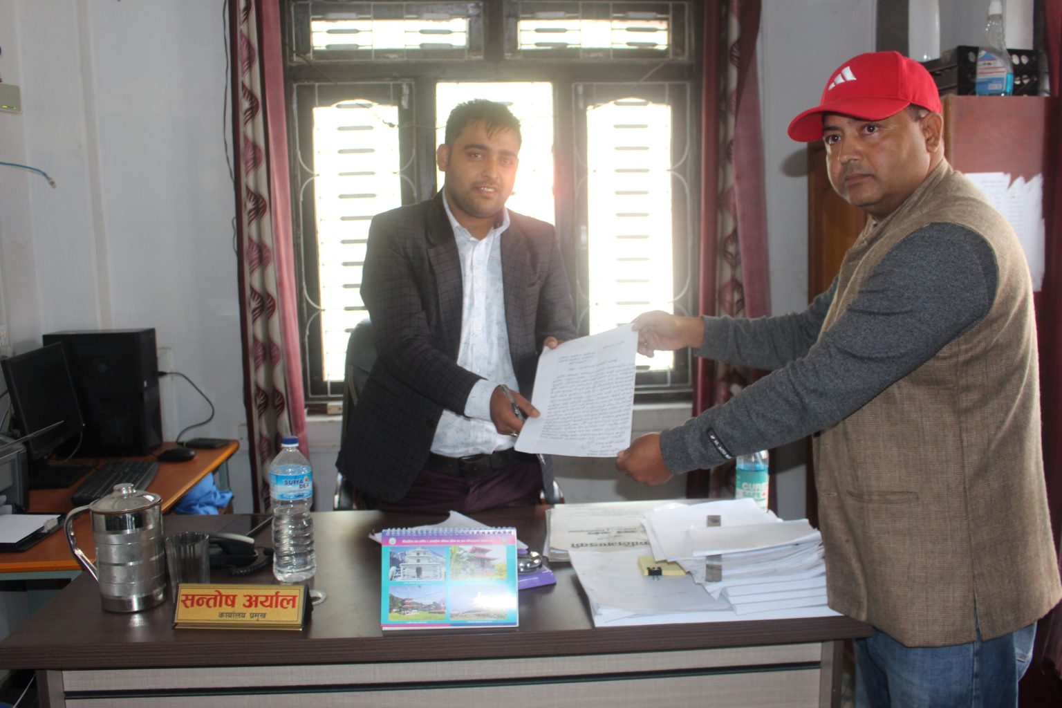 सडक कालोपत्रे कार्यमा लापरबाही गरेको भन्दै निर्माण कम्पनीमाथी कारबाहीको माग
