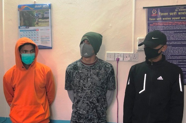 लात्तीले झ्याल फुटाएर भित्र प्रवेश गरी सामुहिक वलात्कार गर्ने तीन युवा पक्राउ
