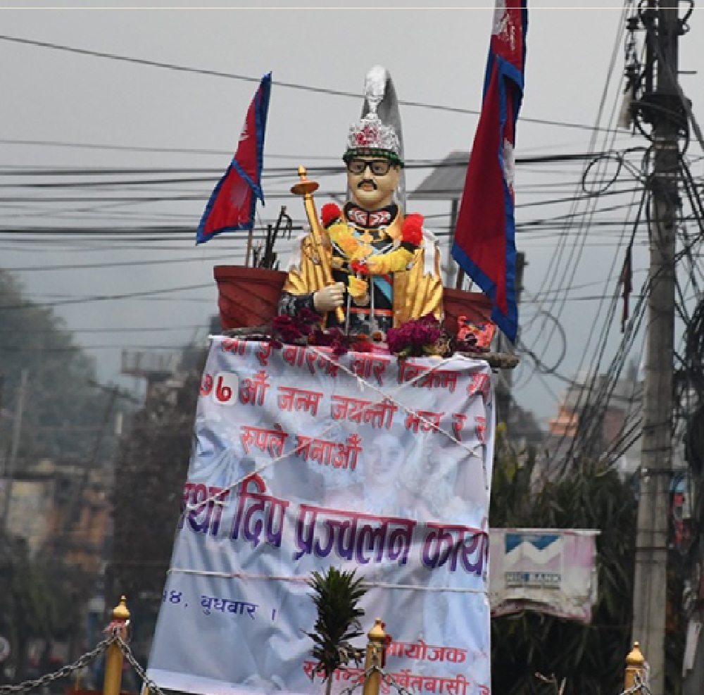 छापामार शैलीमा ठड्याइयो सुर्खेतमा राजा बीरेन्द्रको शालिक, राजनीतिक पार्टीका नेताहरुको बिरोध