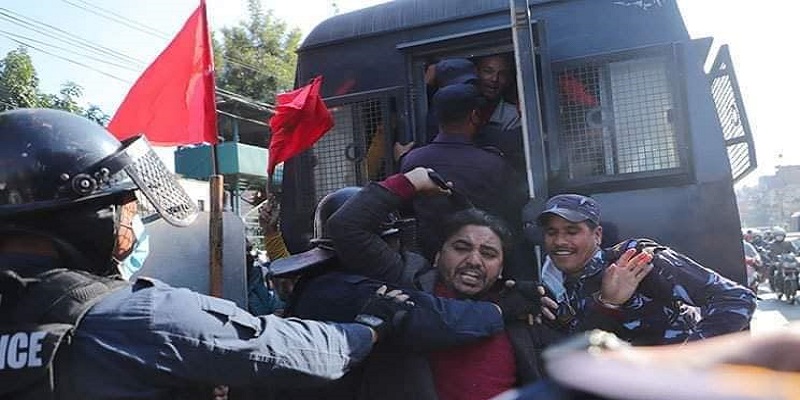 संसद भवन अगाडी एमसीसीबिरुद्ध प्रदर्शन, क्रान्तिकारी माओवादीका नेता गजुरेलसहित ४२ जना पक्राउ