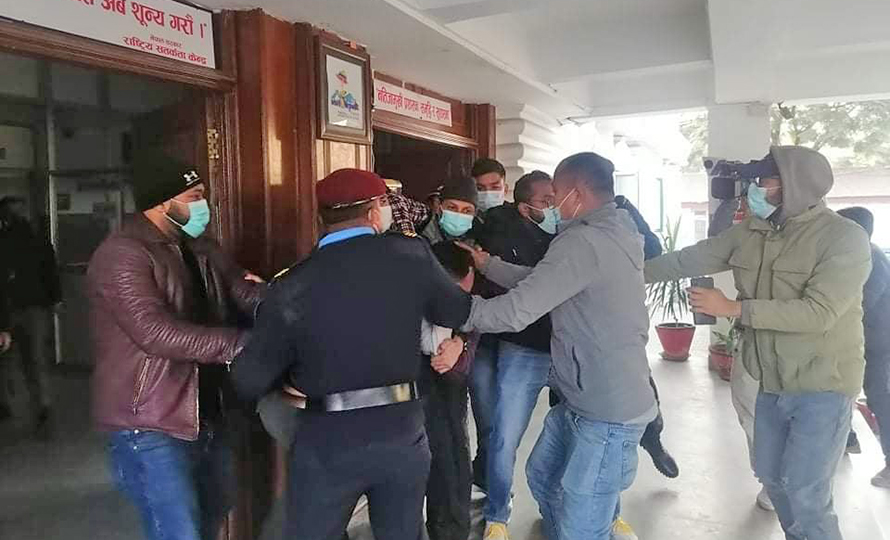 बिद्यार्थीहरुले केएमसीका सञ्चालक सुनिल शर्मामाथि शिक्षा मन्त्रालयभित्रै कालोमोसो दले