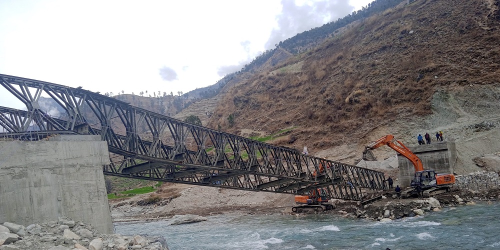 जडान नहुँदै भत्कियो कणाली नदीको बेलिब्रिज