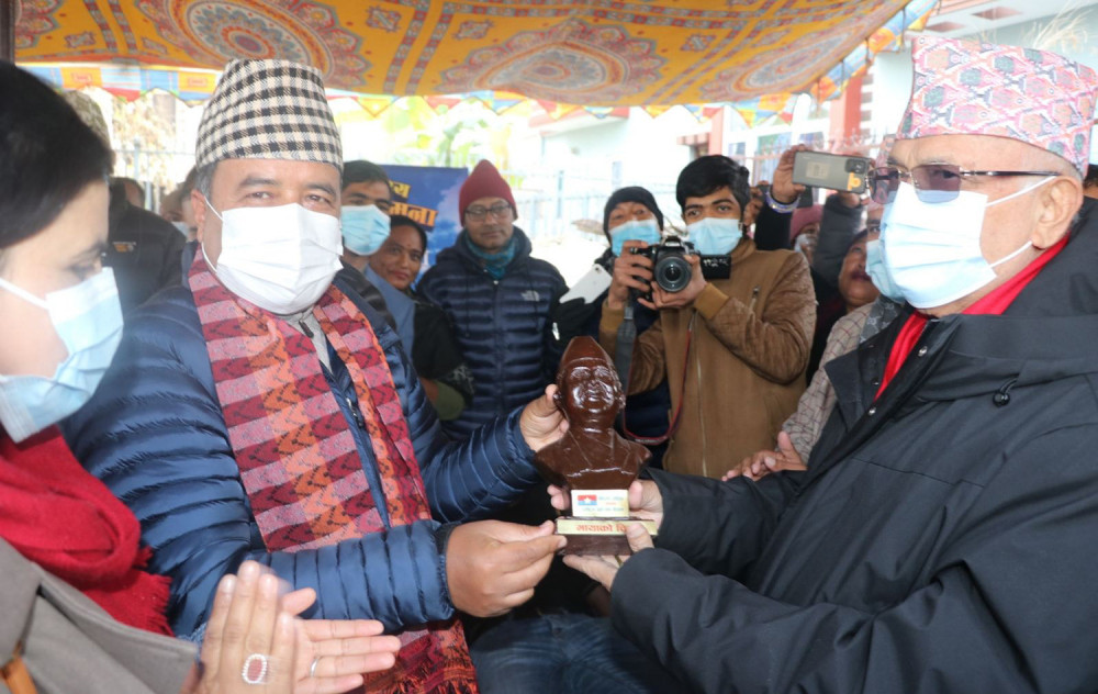 कोरोना संक्रमित एमाले अध्यक्ष ओलीबिरुद्ध भक्तपुरमा उजुरी दर्ता, कानूनी कारबाहीको माग
