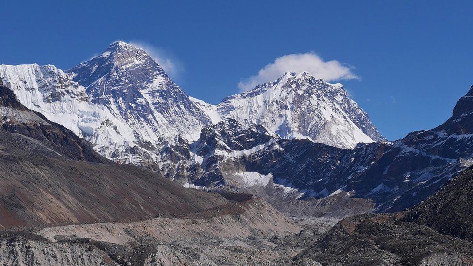 सगरमाथामा तीब्र गतिमा हिउँ पग्लिदै, ८० गुणा बढी हिउँ पातलिएकाे अध्ययन टोलीको निष्कर्ष