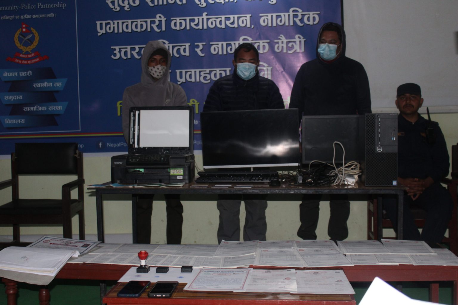 कास्की प्रशासनको अगाडी नै नक्कली कागजपत्रको कारोबार गर्ने गिरोह सक्रिय : पर्वत प्रहरीले पोखराबाट समात्यो तीन जना