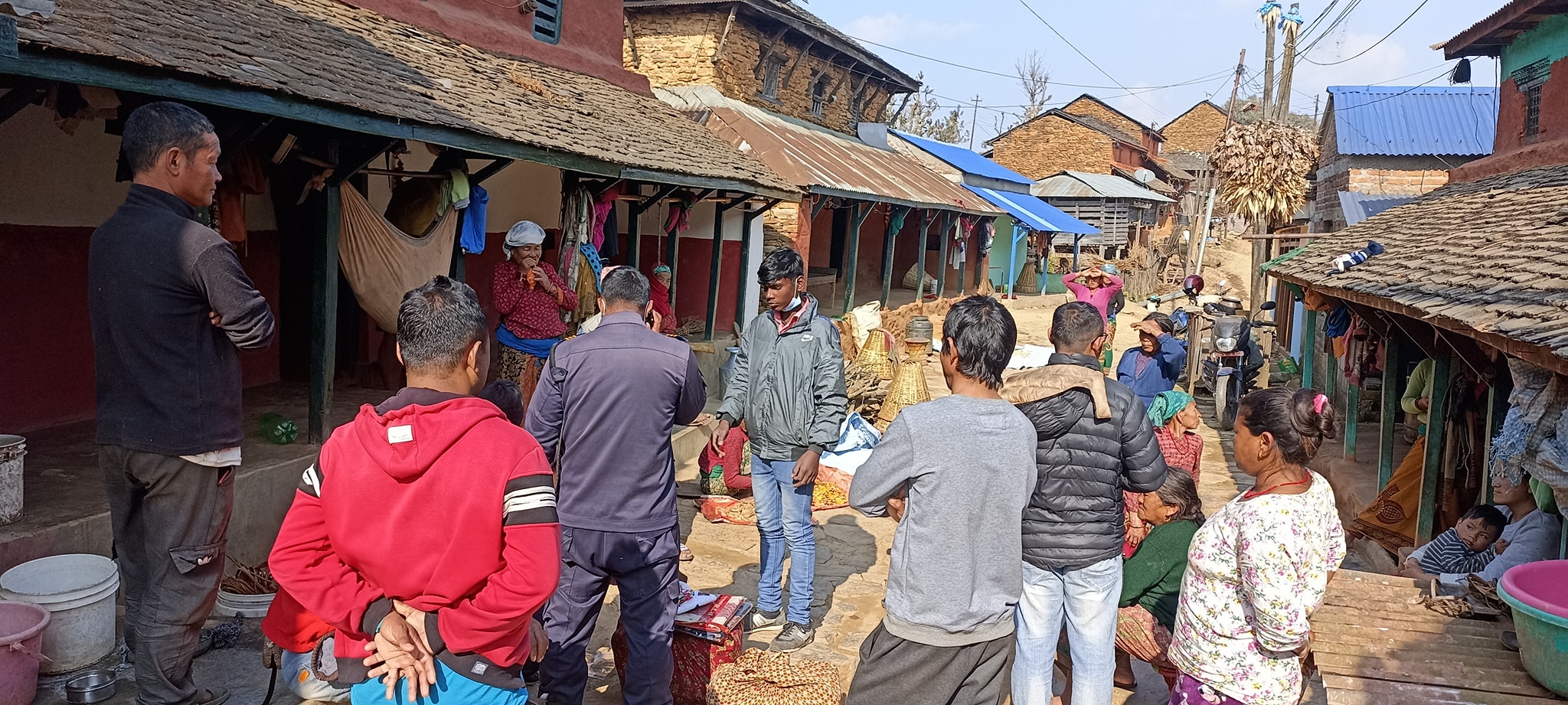 तनहुँको ग्रामिण क्षेत्रमा गाउँलेलाई ठगी गर्ने दुई भारतीय मुलका व्यापारीलाई प्रहरीले कागज गरेर छाड्यो