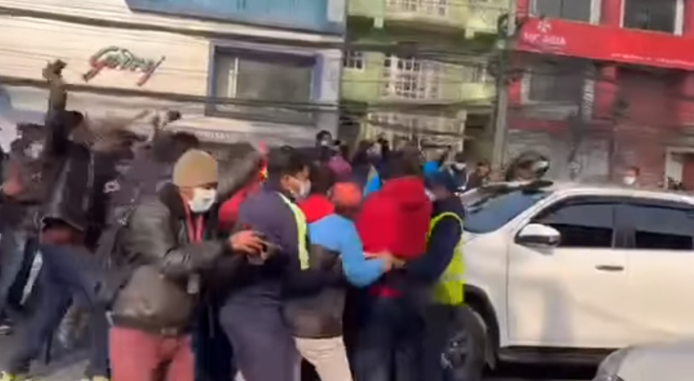 सरकारका प्रवक्ता सञ्चारमन्त्री कार्कीलाई अनेरास्ववियुका कार्यकर्ताले कालो झण्डा देखाए