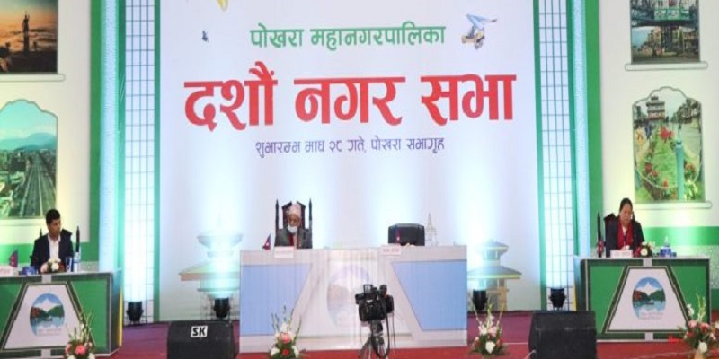 पोखराका मेयर जिसीले नगरसभा सदस्यलाई जिल्ल पारे