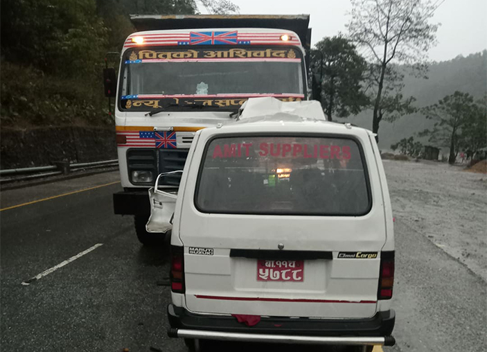 भ्यान ट्रिपरमा ठोक्किंदा चितवनमा आमाछोराको मृत्यु