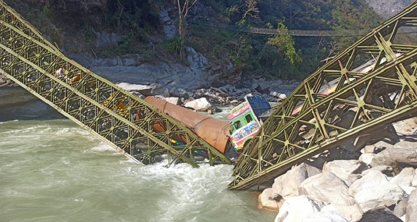 भाँच्चियो अरुण नदीको बेलिब्रिज, तीनवटा ट्रक बीच पुलमै फसे