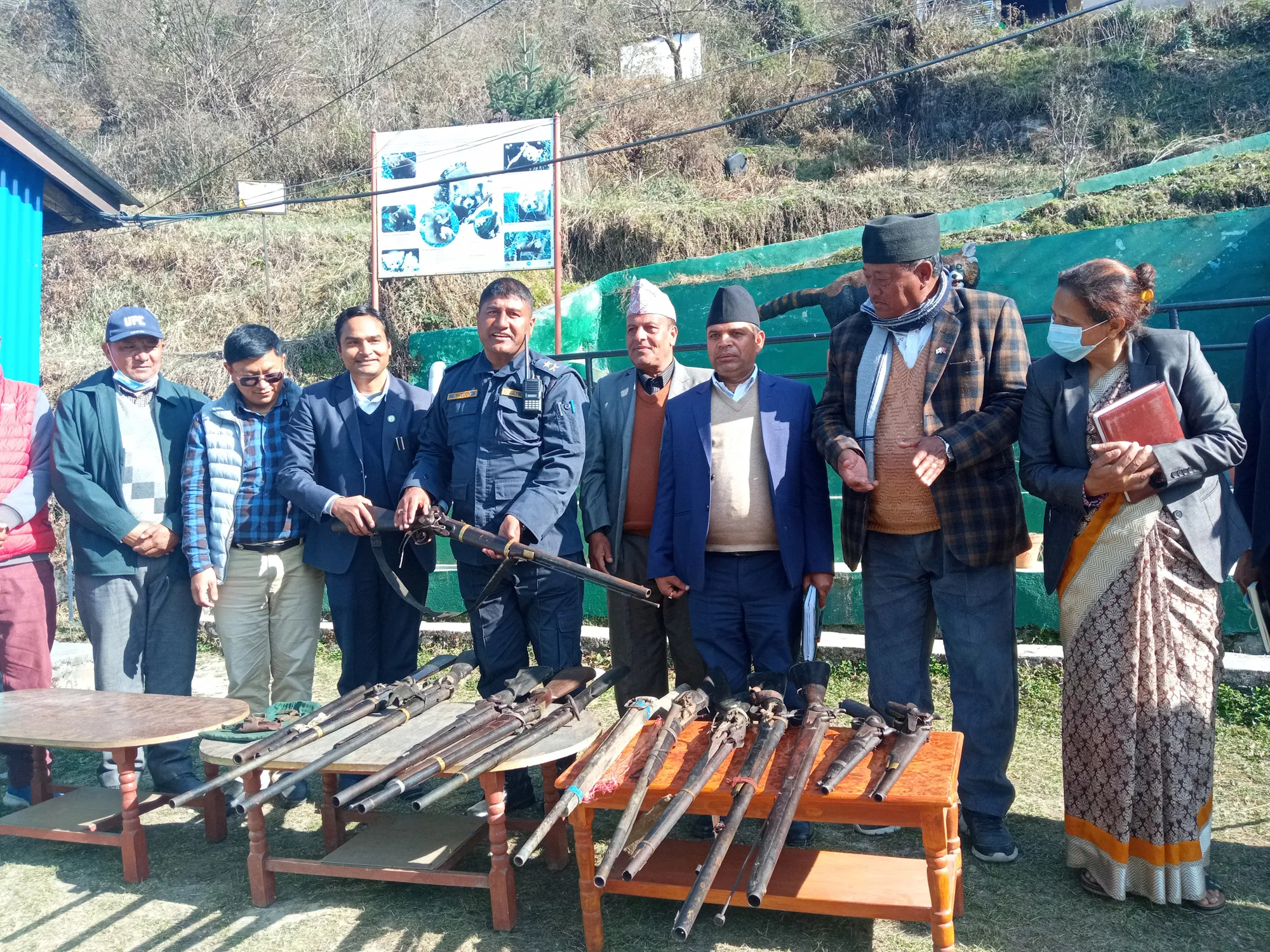 प्रहरीलाई बुझायो लाङटाङ निकुञ्जले बरामद १३ वटा भरुवा बन्दुक